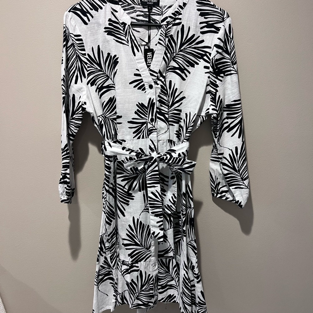 Velvet Heart Black and White Leaf Print Long Sleeve Dress